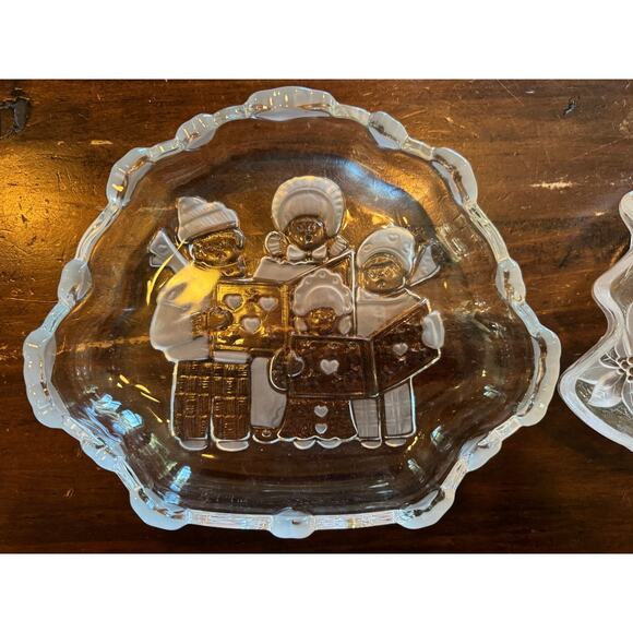 Christmas/Holiday Etched Glass Dishes, Carolers & A Christmas Tree - Picture 5 of 6